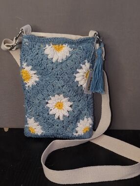 Blue and white daisy-patterned crochet crossbody phone bag- NWT
